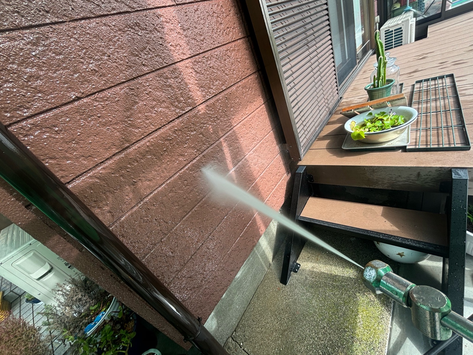 鈴鹿市の外壁高圧洗浄作業